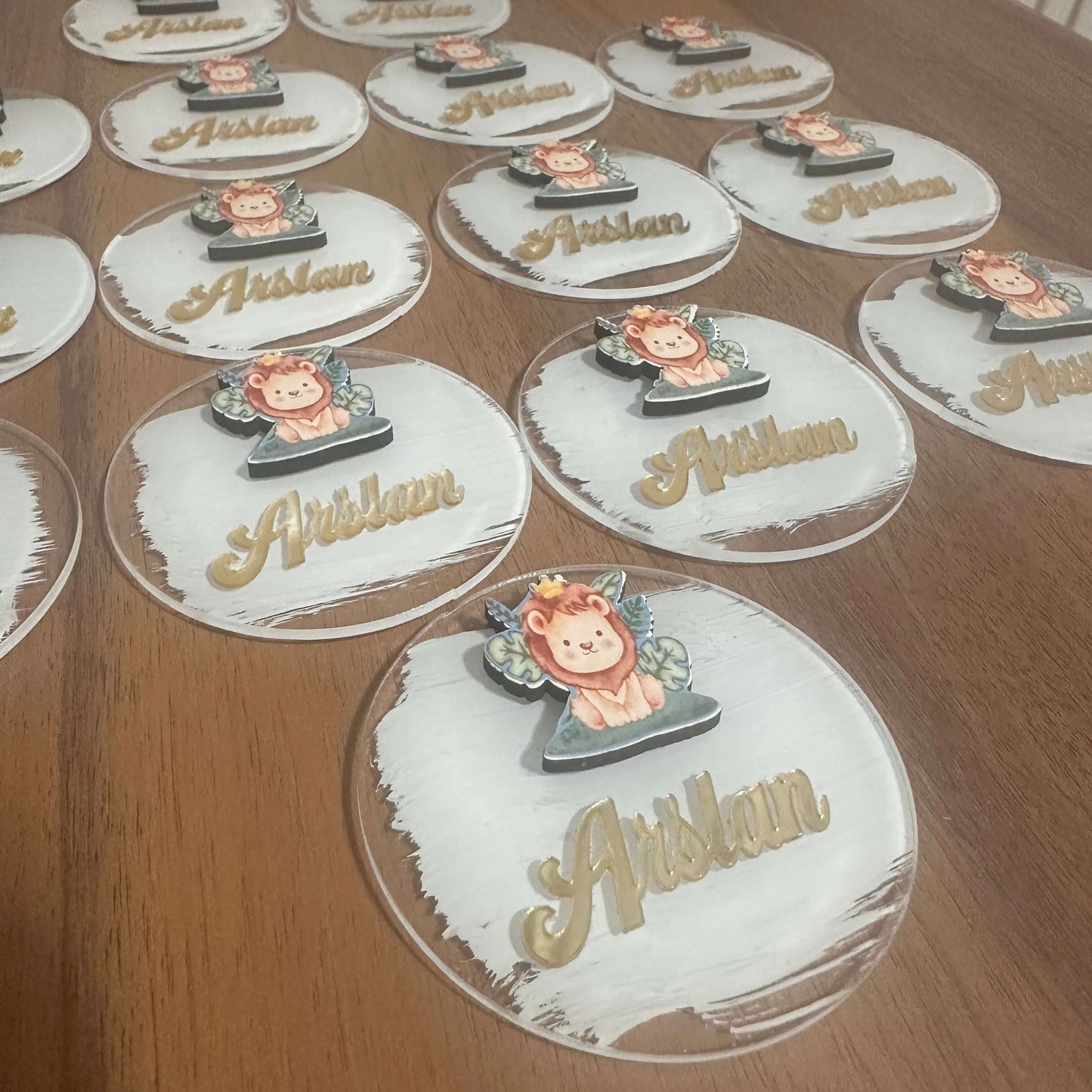 Kişiye Özel Arslan Figürlü Pleksi Buzdolabı Magneti – Aynalı Yazı Tasarımlı, Bebek Doğum Günü ve Mevlüt Hediyelikleri 10 Adet