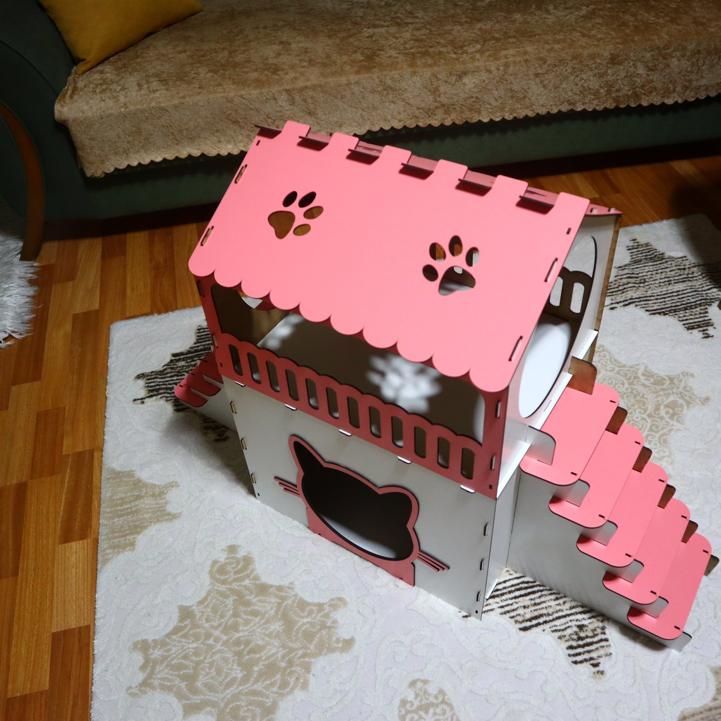 Çift Katlı Ahşap Kedi Evi – Merdivenli, Modern Tasarım, Dayanıklı MDF & Pleksi Kedi Kulübesi | Kapalı ve Açık Alan Kullanımı BEYAZ-PEMBE RENK