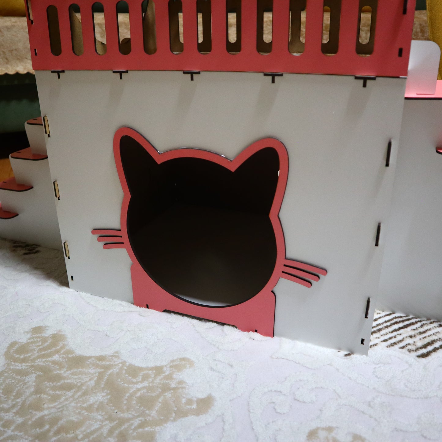 Çift Katlı Ahşap Kedi Evi – Merdivenli, Modern Tasarım, Dayanıklı MDF & Pleksi Kedi Kulübesi | Kapalı ve Açık Alan Kullanımı BEYAZ-PEMBE RENK