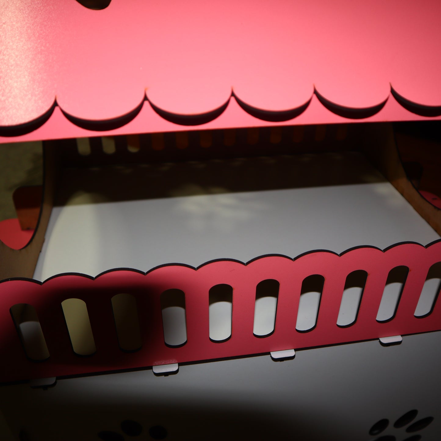 Çift Katlı Ahşap Kedi Evi – Merdivenli, Modern Tasarım, Dayanıklı MDF & Pleksi Kedi Kulübesi | Kapalı ve Açık Alan Kullanımı BEYAZ-PEMBE RENK