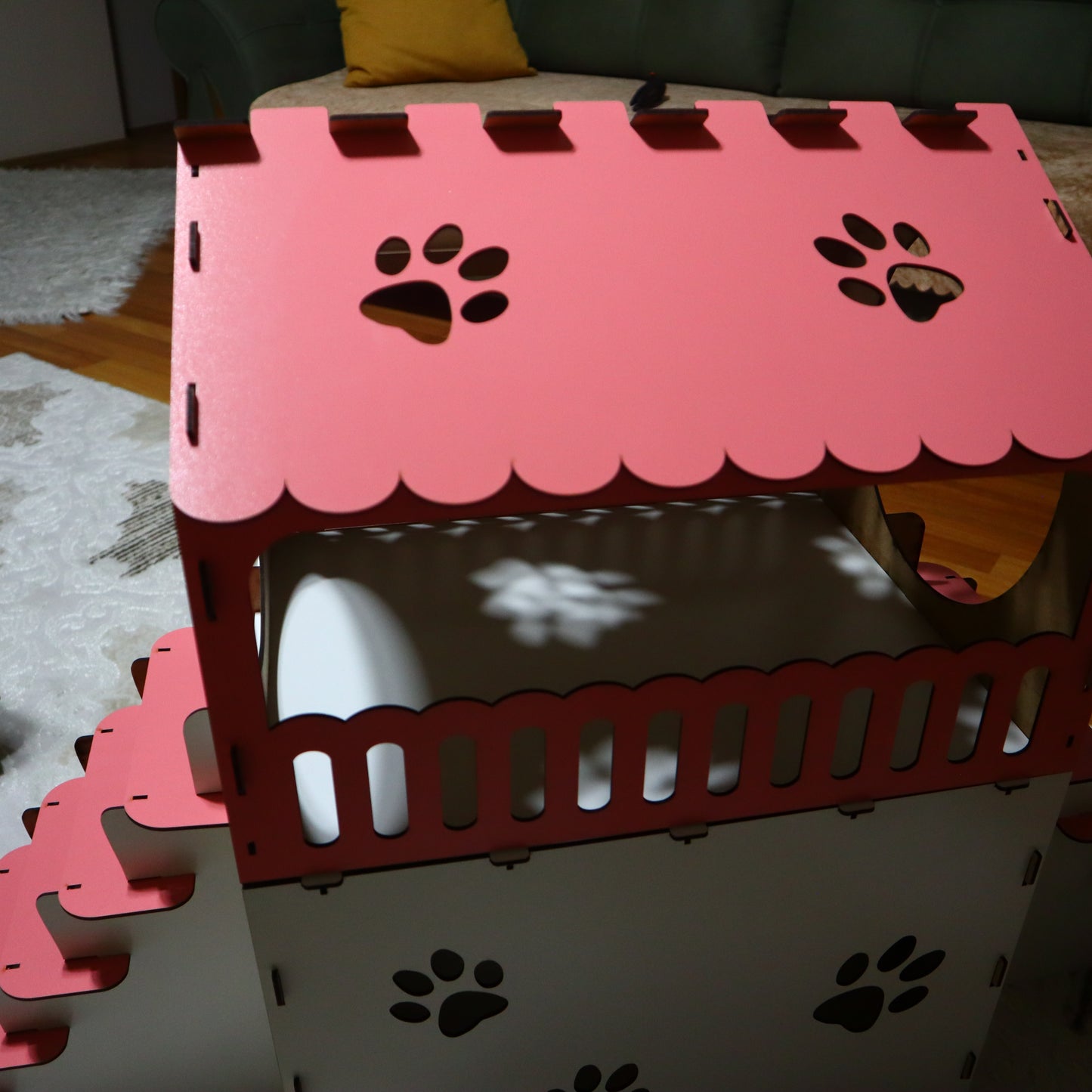 Çift Katlı Ahşap Kedi Evi – Merdivenli, Modern Tasarım, Dayanıklı MDF & Pleksi Kedi Kulübesi | Kapalı ve Açık Alan Kullanımı BEYAZ-PEMBE RENK