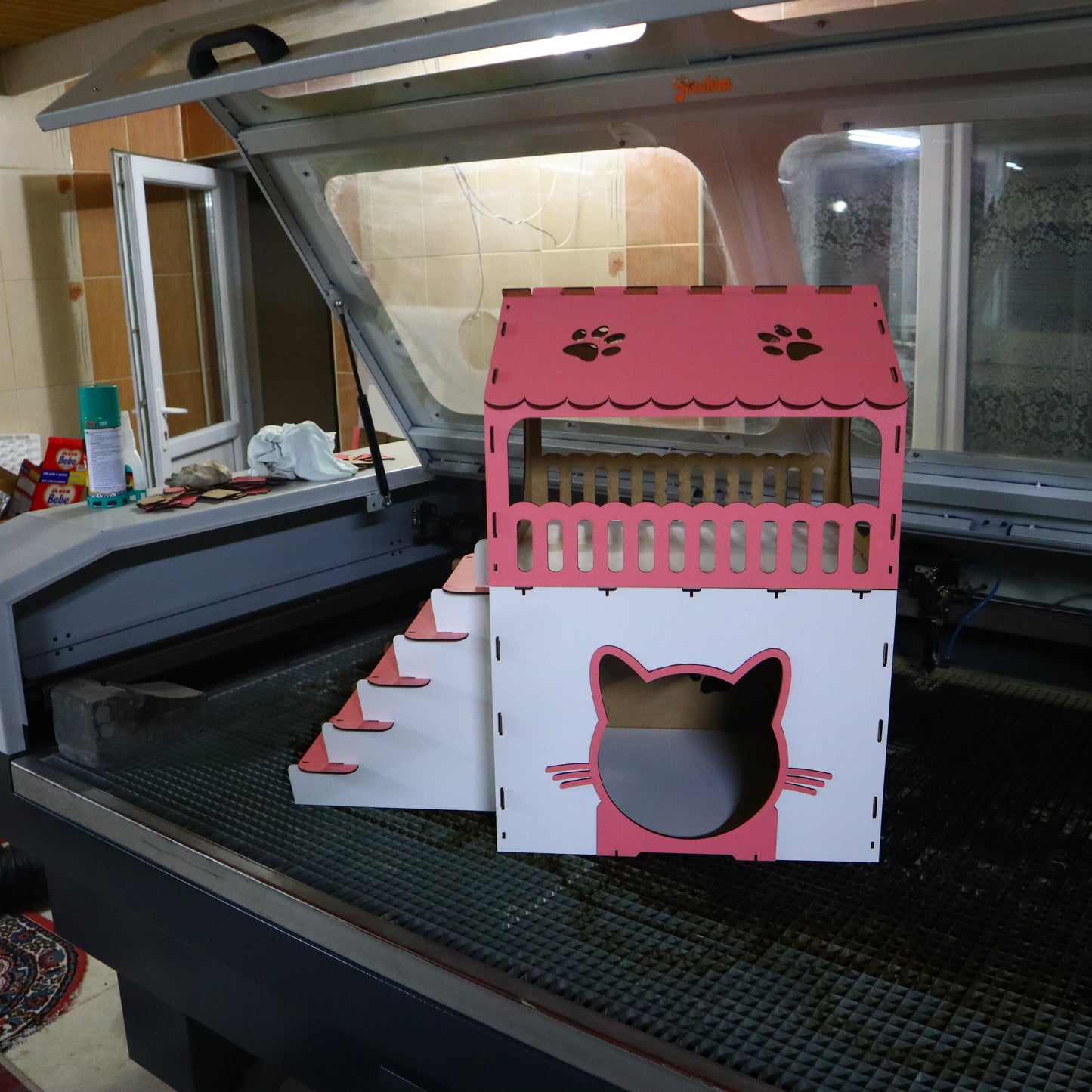 Çift Katlı Ahşap Kedi Evi – Merdivenli, Modern Tasarım, Dayanıklı MDF & Pleksi Kedi Kulübesi | Kapalı ve Açık Alan Kullanımı BEYAZ-PEMBE RENK