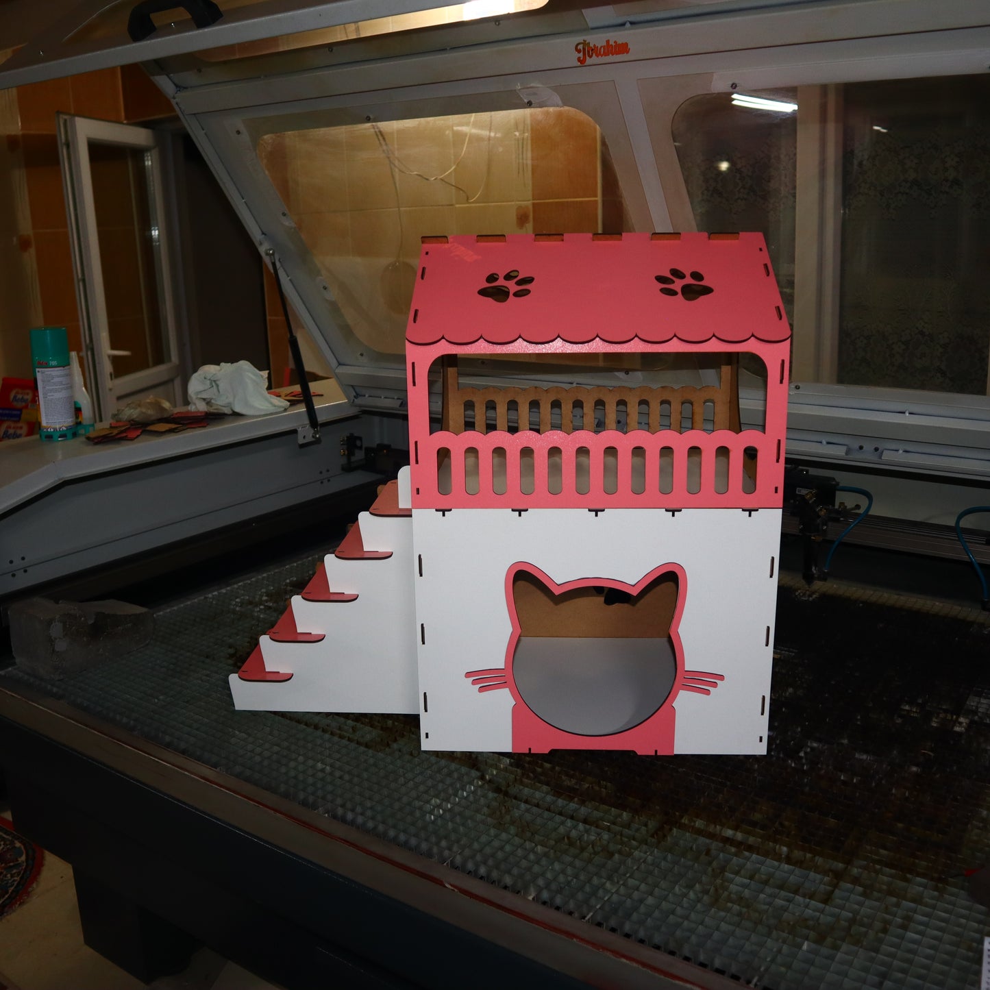 Çift Katlı Ahşap Kedi Evi – Merdivenli, Modern Tasarım, Dayanıklı MDF & Pleksi Kedi Kulübesi | Kapalı ve Açık Alan Kullanımı BEYAZ-PEMBE RENK