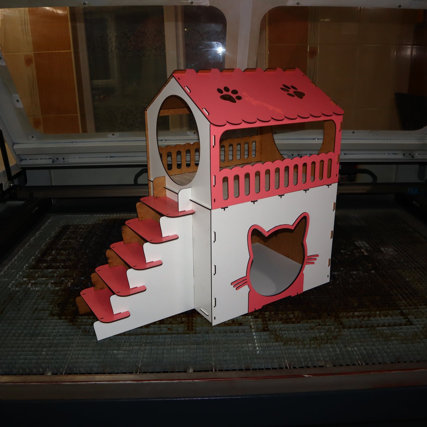 Çift Katlı Ahşap Kedi Evi – Merdivenli, Modern Tasarım, Dayanıklı MDF & Pleksi Kedi Kulübesi | Kapalı ve Açık Alan Kullanımı BEYAZ-PEMBE RENK