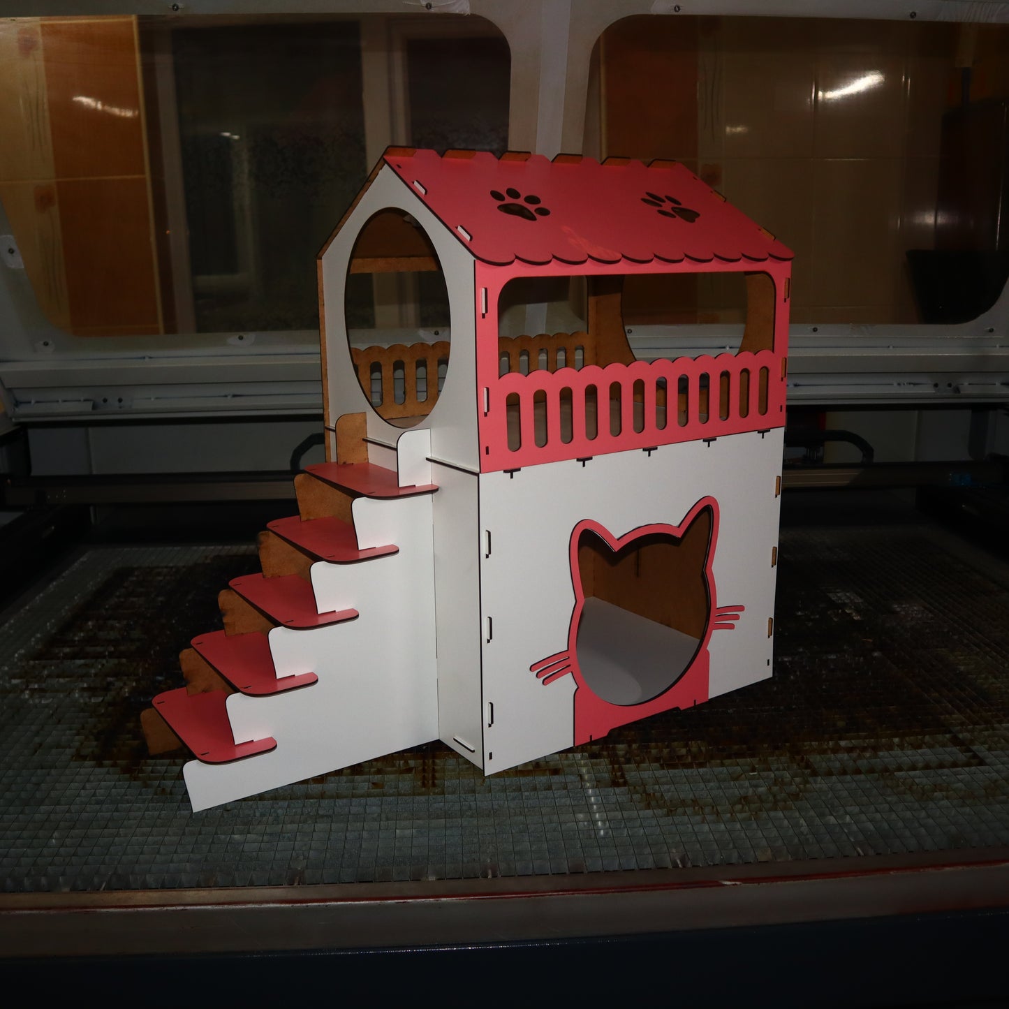 Çift Katlı Ahşap Kedi Evi – Merdivenli, Modern Tasarım, Dayanıklı MDF & Pleksi Kedi Kulübesi | Kapalı ve Açık Alan Kullanımı BEYAZ-PEMBE RENK