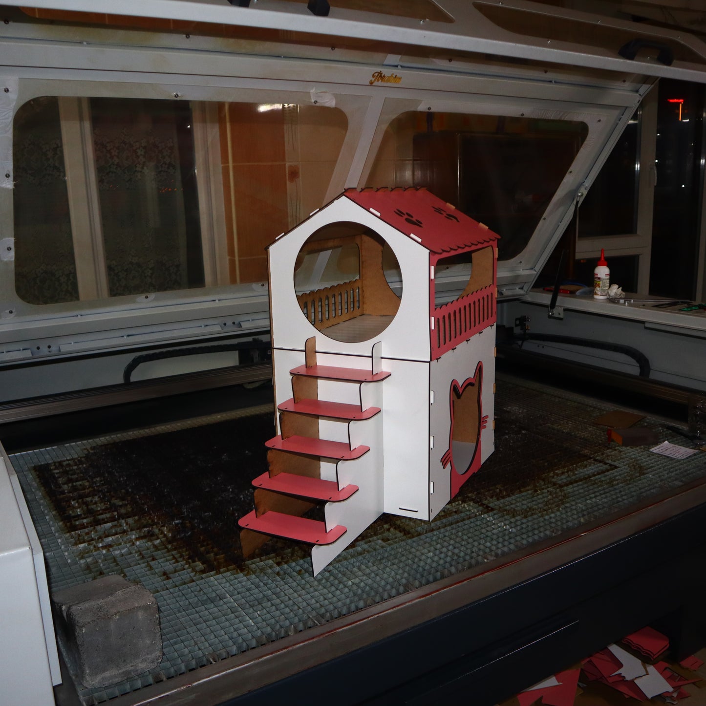 Çift Katlı Ahşap Kedi Evi – Merdivenli, Modern Tasarım, Dayanıklı MDF & Pleksi Kedi Kulübesi | Kapalı ve Açık Alan Kullanımı BEYAZ-PEMBE RENK