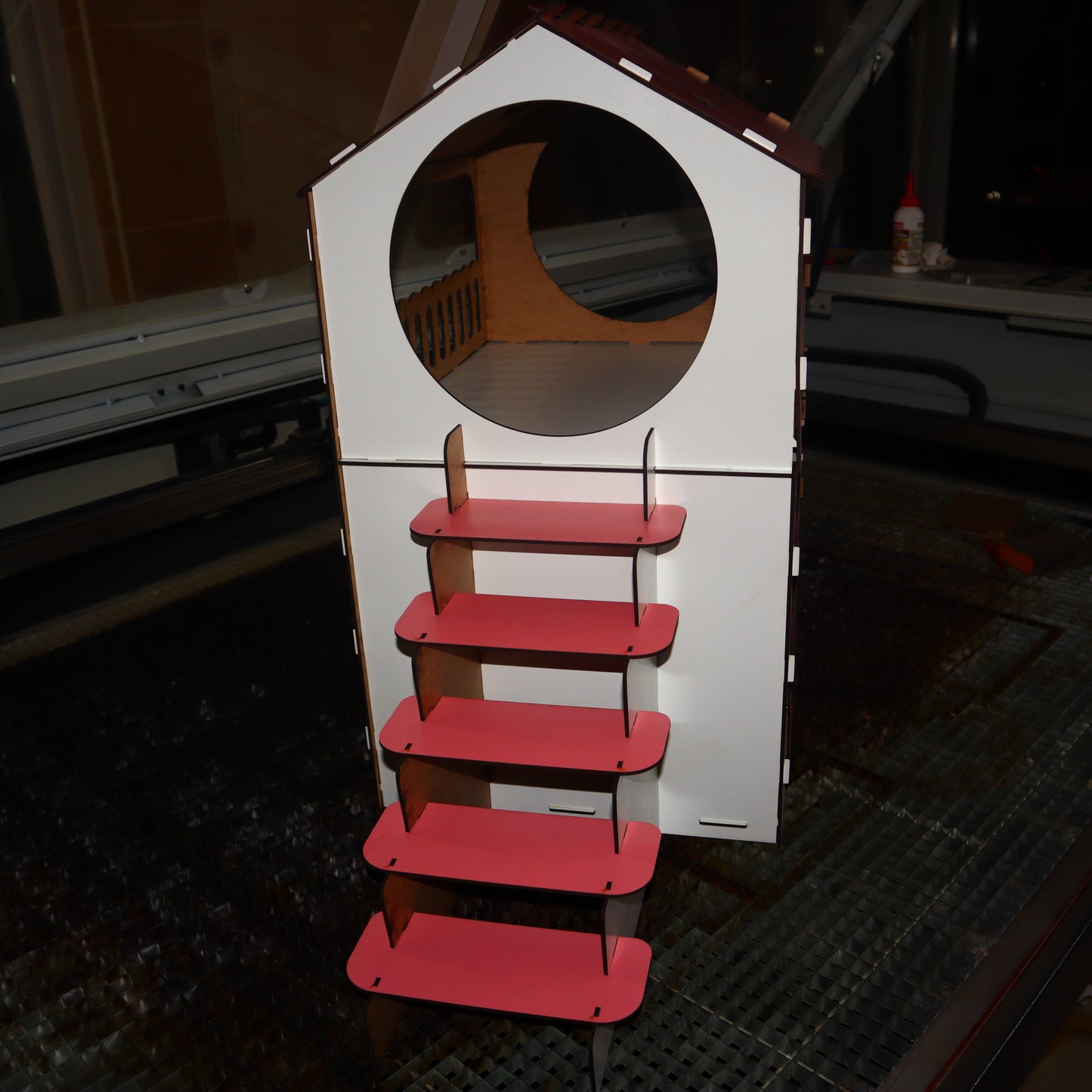 Çift Katlı Ahşap Kedi Evi – Merdivenli, Modern Tasarım, Dayanıklı MDF & Pleksi Kedi Kulübesi | Kapalı ve Açık Alan Kullanımı BEYAZ-PEMBE RENK