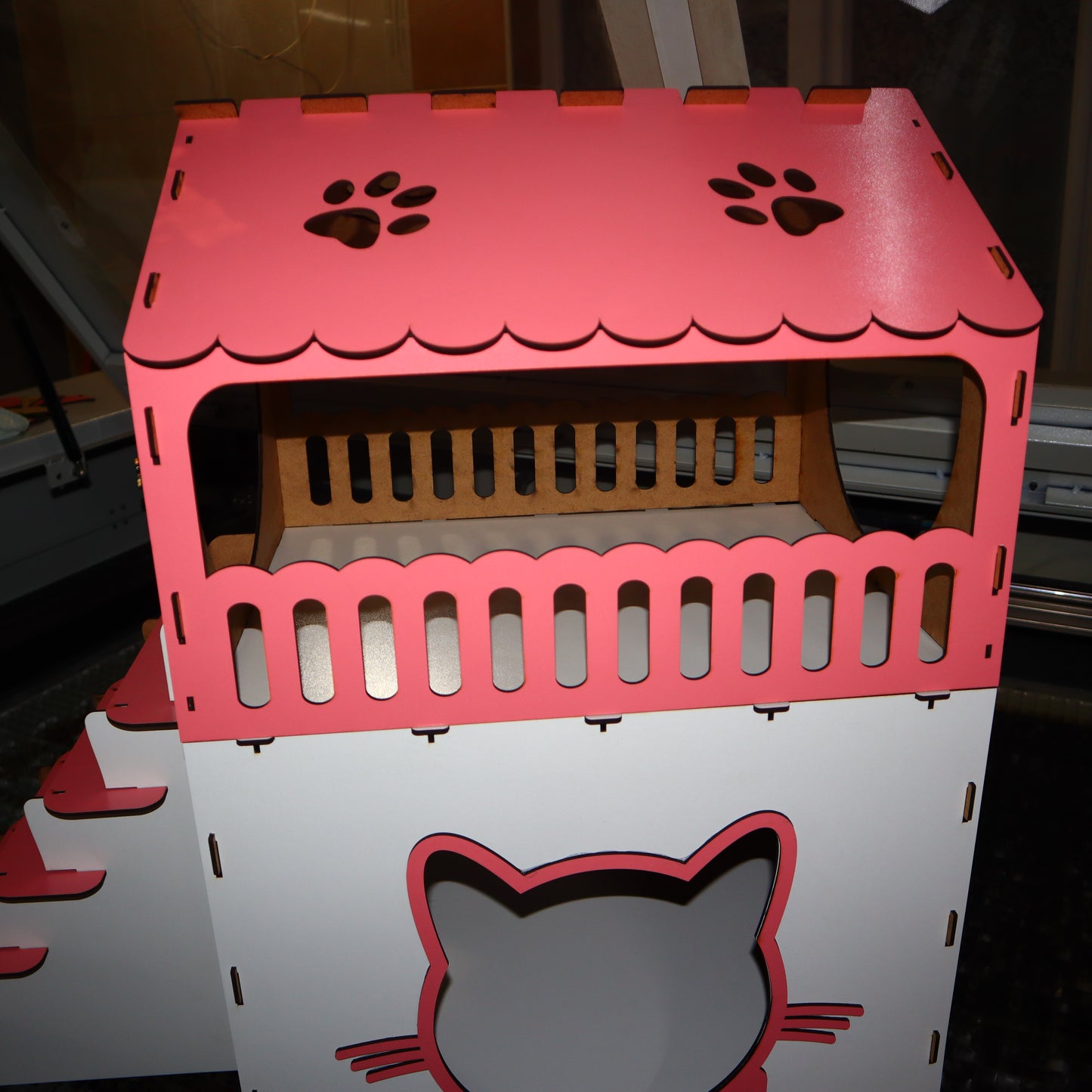 Çift Katlı Ahşap Kedi Evi – Merdivenli, Modern Tasarım, Dayanıklı MDF & Pleksi Kedi Kulübesi | Kapalı ve Açık Alan Kullanımı BEYAZ-PEMBE RENK