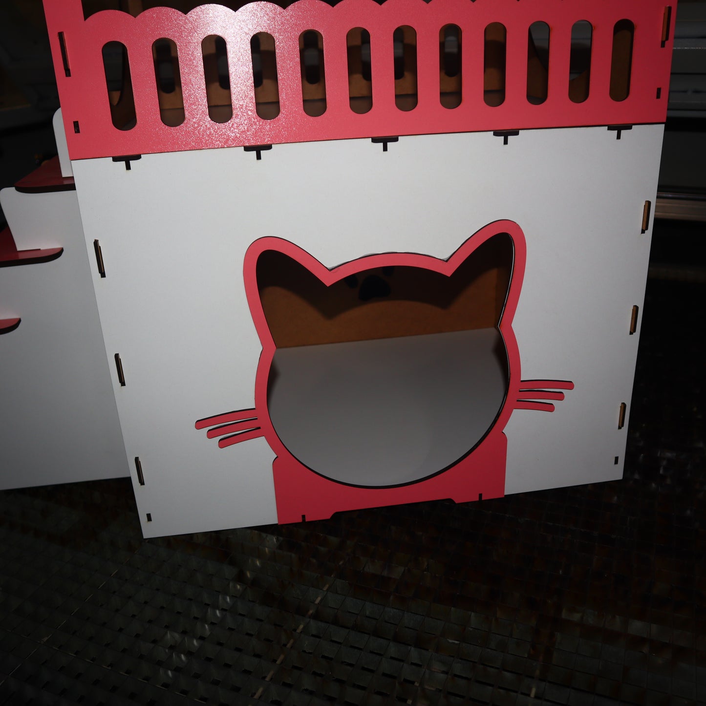 Çift Katlı Ahşap Kedi Evi – Merdivenli, Modern Tasarım, Dayanıklı MDF & Pleksi Kedi Kulübesi | Kapalı ve Açık Alan Kullanımı BEYAZ-PEMBE RENK