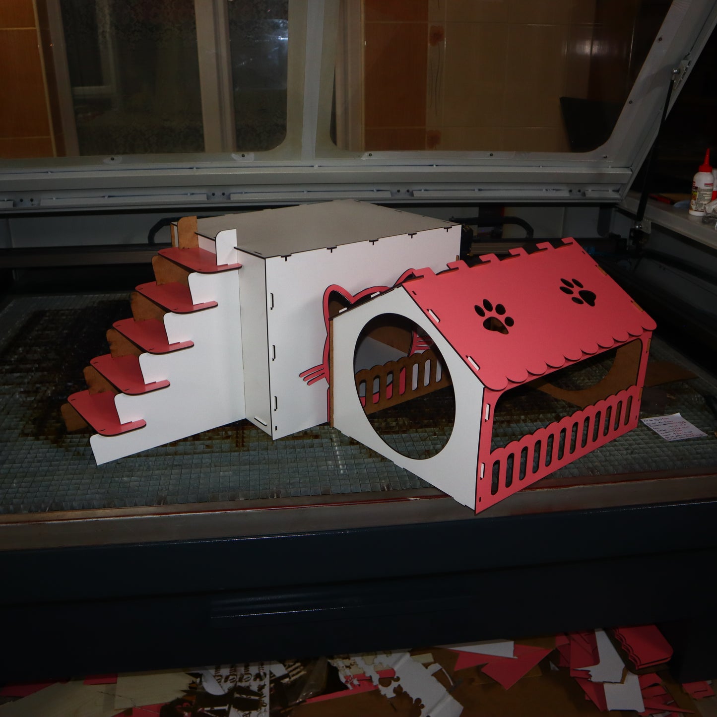 Çift Katlı Ahşap Kedi Evi – Merdivenli, Modern Tasarım, Dayanıklı MDF & Pleksi Kedi Kulübesi | Kapalı ve Açık Alan Kullanımı BEYAZ-PEMBE RENK