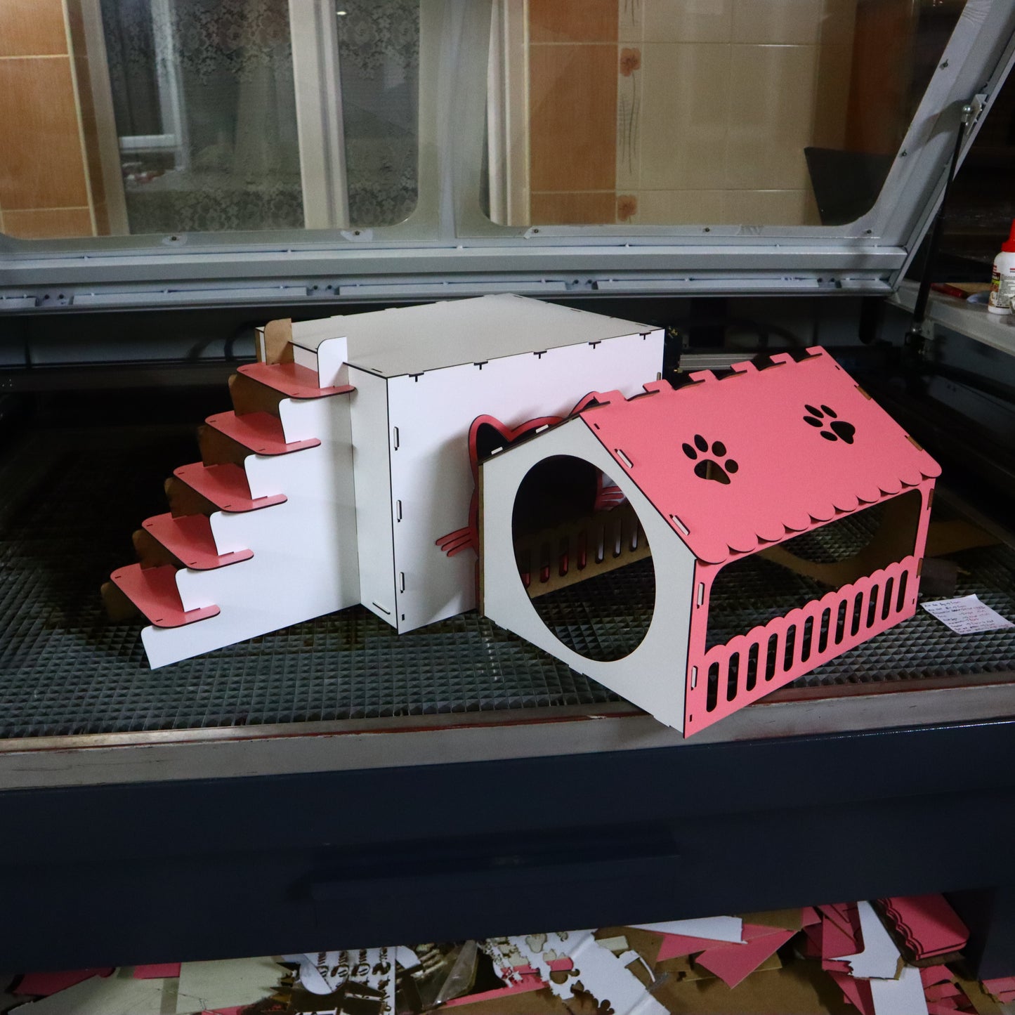 Çift Katlı Ahşap Kedi Evi – Merdivenli, Modern Tasarım, Dayanıklı MDF & Pleksi Kedi Kulübesi | Kapalı ve Açık Alan Kullanımı BEYAZ-PEMBE RENK