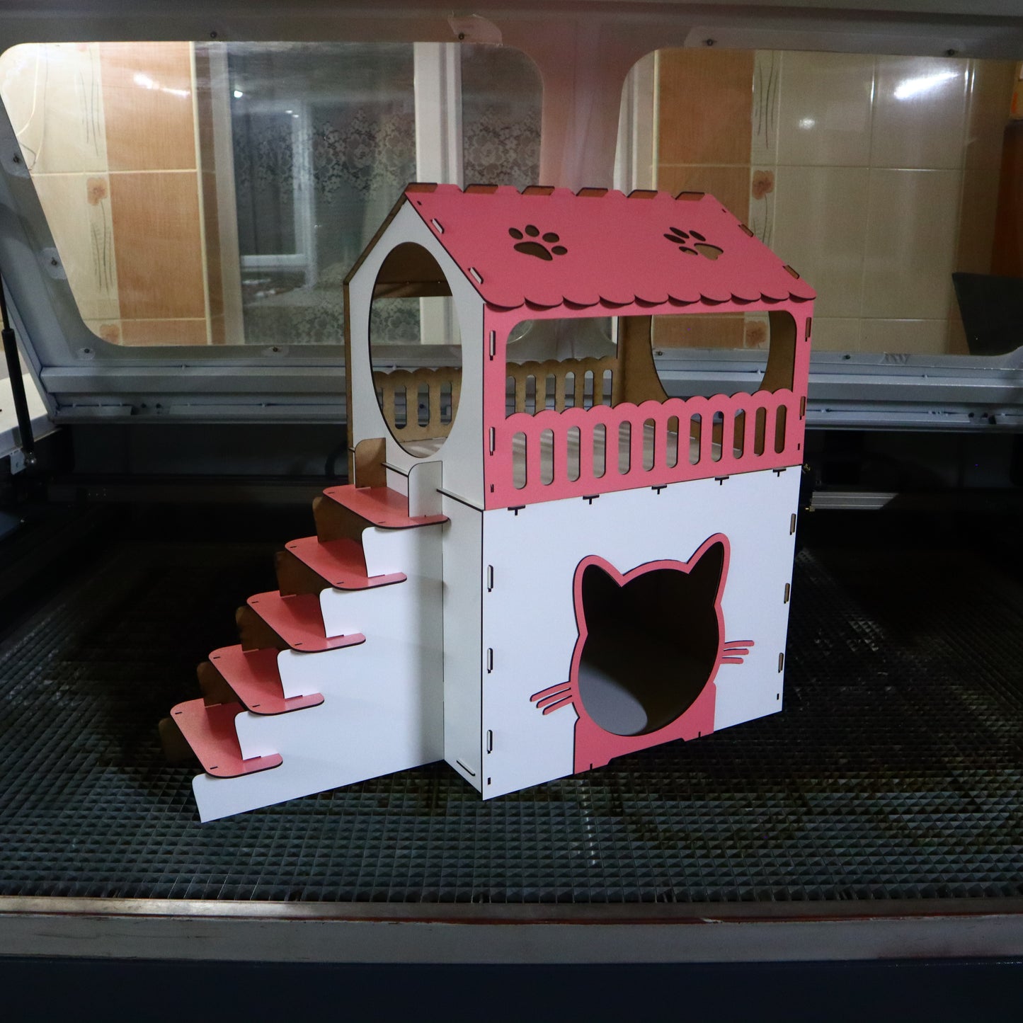 Çift Katlı Ahşap Kedi Evi – Merdivenli, Modern Tasarım, Dayanıklı MDF & Pleksi Kedi Kulübesi | Kapalı ve Açık Alan Kullanımı BEYAZ-PEMBE RENK