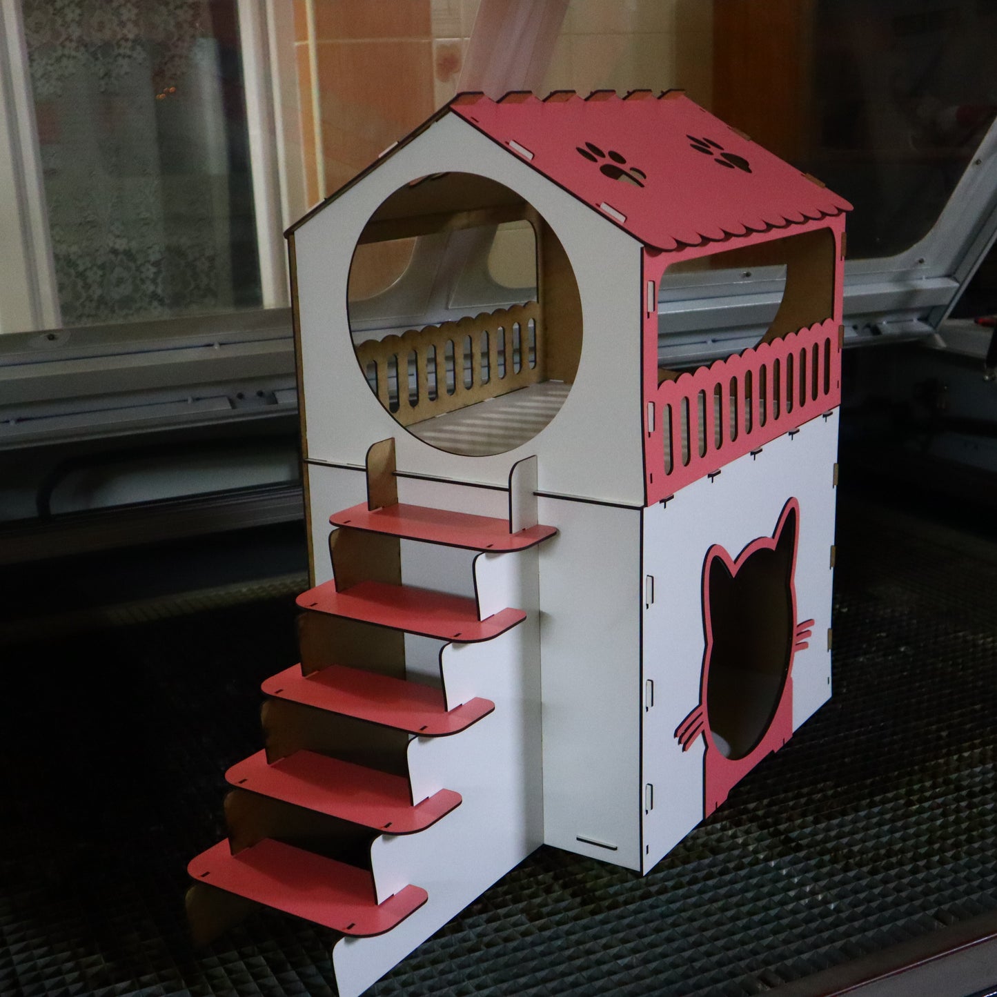 Çift Katlı Ahşap Kedi Evi – Merdivenli, Modern Tasarım, Dayanıklı MDF & Pleksi Kedi Kulübesi | Kapalı ve Açık Alan Kullanımı BEYAZ-PEMBE RENK