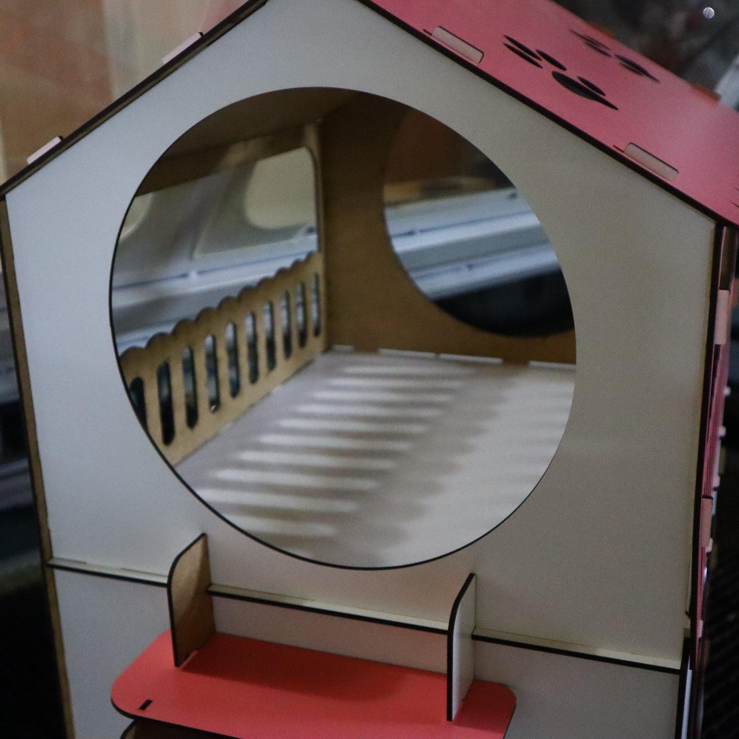 Çift Katlı Ahşap Kedi Evi – Merdivenli, Modern Tasarım, Dayanıklı MDF & Pleksi Kedi Kulübesi | Kapalı ve Açık Alan Kullanımı BEYAZ-PEMBE RENK