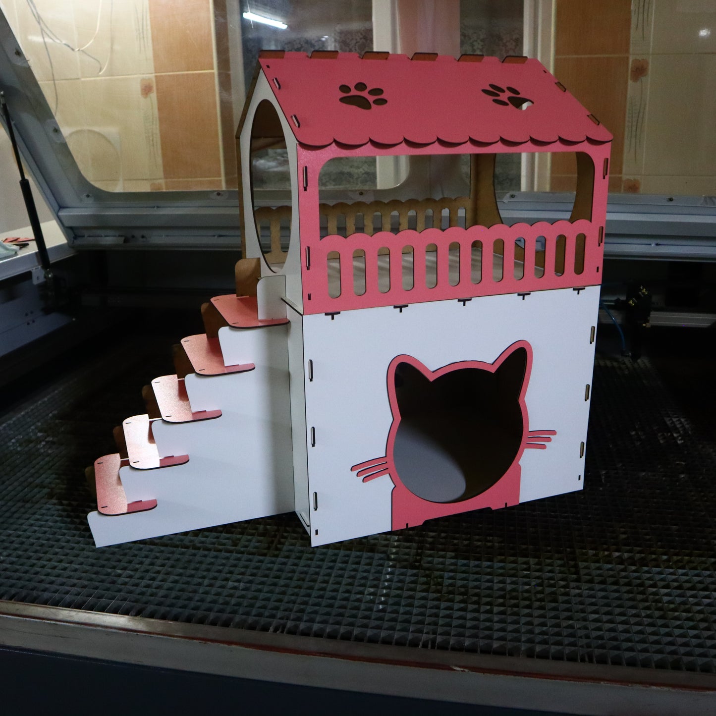 Çift Katlı Ahşap Kedi Evi – Merdivenli, Modern Tasarım, Dayanıklı MDF & Pleksi Kedi Kulübesi | Kapalı ve Açık Alan Kullanımı BEYAZ-PEMBE RENK