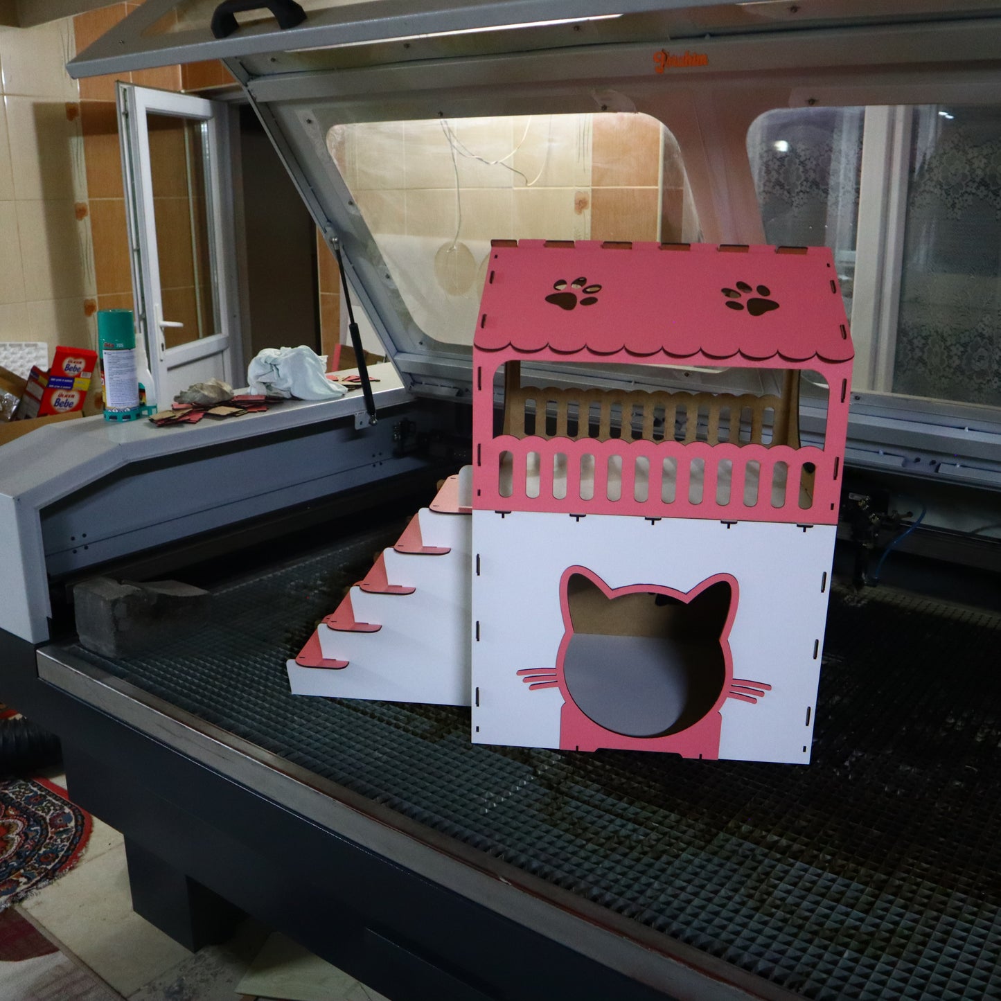 Çift Katlı Ahşap Kedi Evi – Merdivenli, Modern Tasarım, Dayanıklı MDF & Pleksi Kedi Kulübesi | Kapalı ve Açık Alan Kullanımı BEYAZ-PEMBE RENK