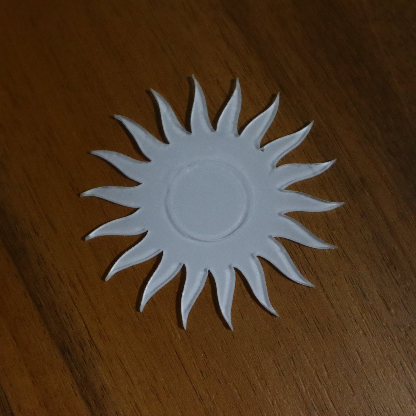 7 cm Güneş Şeklinde Pleksi Magnet (50 Adet) – Kişiselleştirilebilir Hediyelik & İsimlik Tasarımları İçin