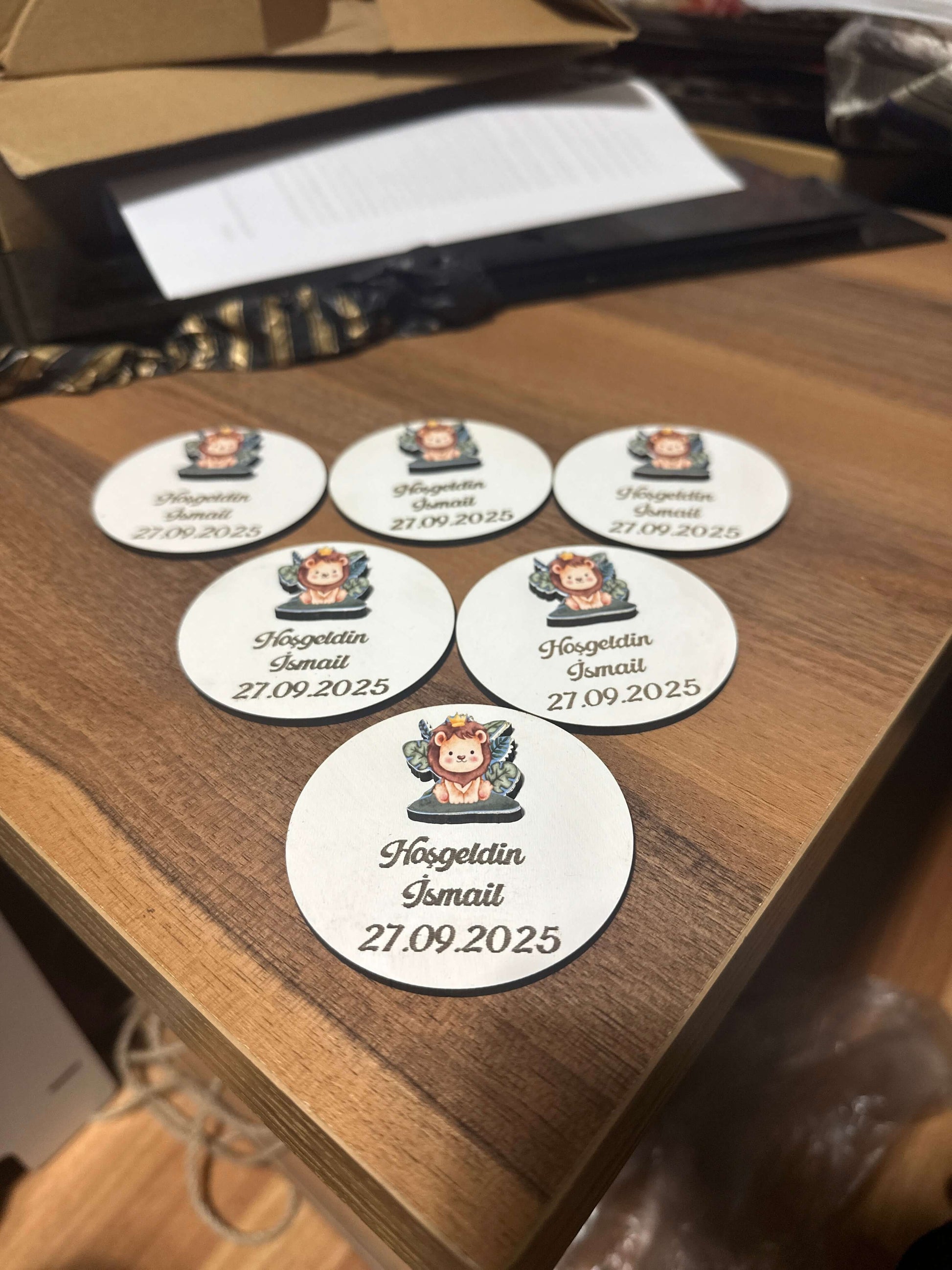 Kişiye Özel Ahşap MDF Arslan Figürlü Magnet – Lazer Kazımalı Bebek Doğum Günü & Mevlüt Hediyelikleri 10 Adet
