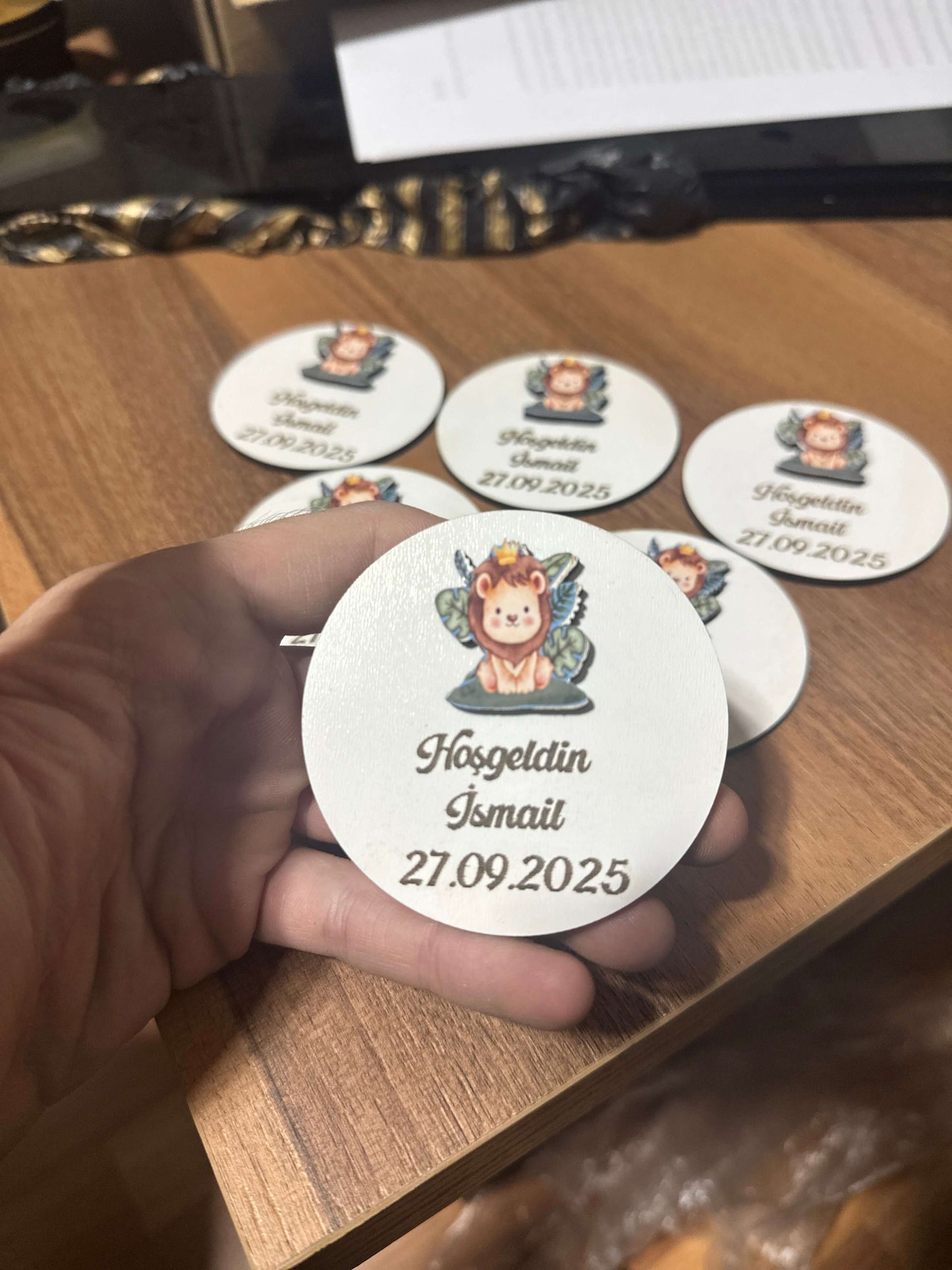 Kişiye Özel Ahşap MDF Arslan Figürlü Magnet – Lazer Kazımalı Bebek Doğum Günü & Mevlüt Hediyelikleri 10 Adet üzerinde el ile tutulan magnet.