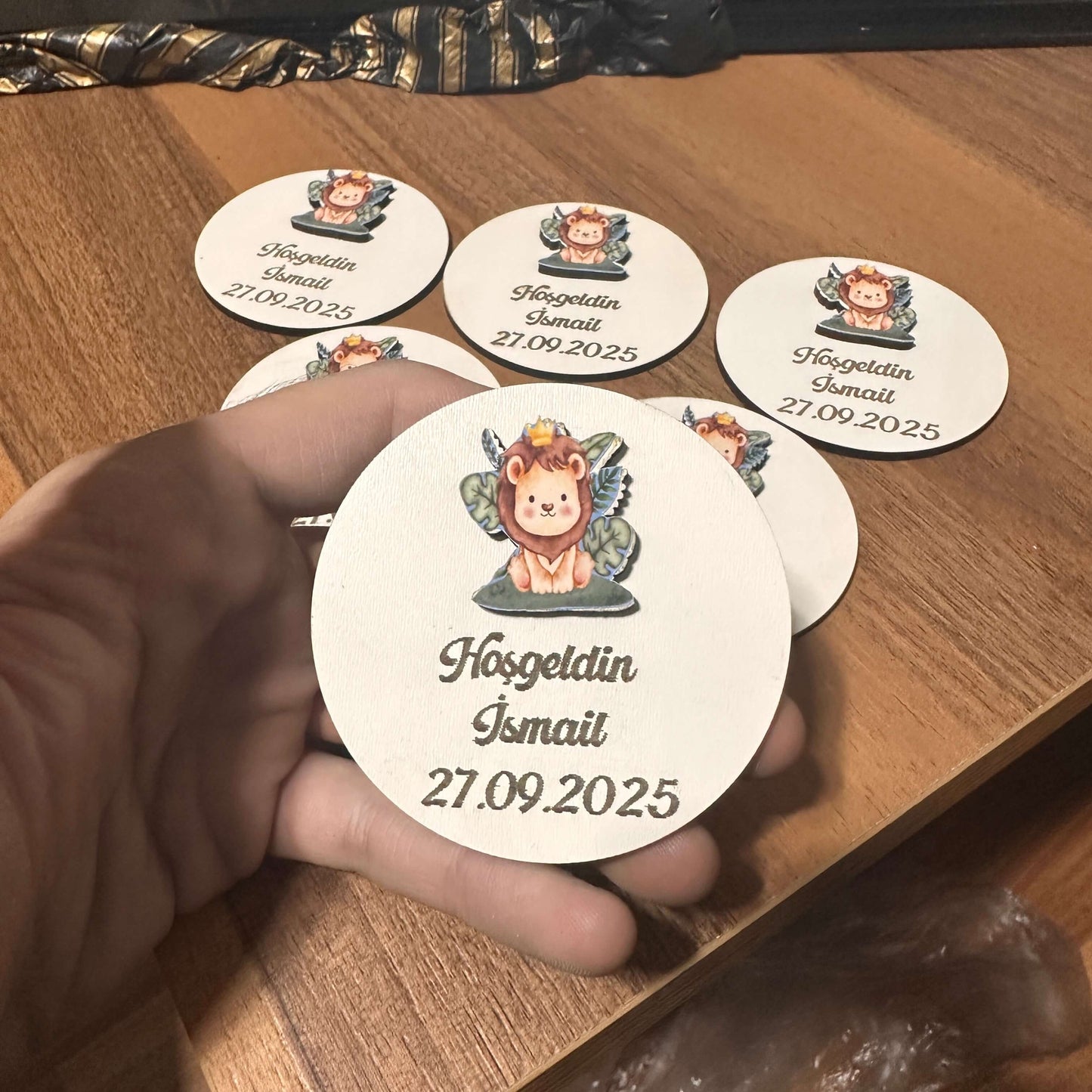 Kişiye Özel Ahşap MDF Arslan Figürlü Magnet – Lazer Kazımalı Bebek Doğum Günü & Mevlüt Hediyelikleri 10 Adet