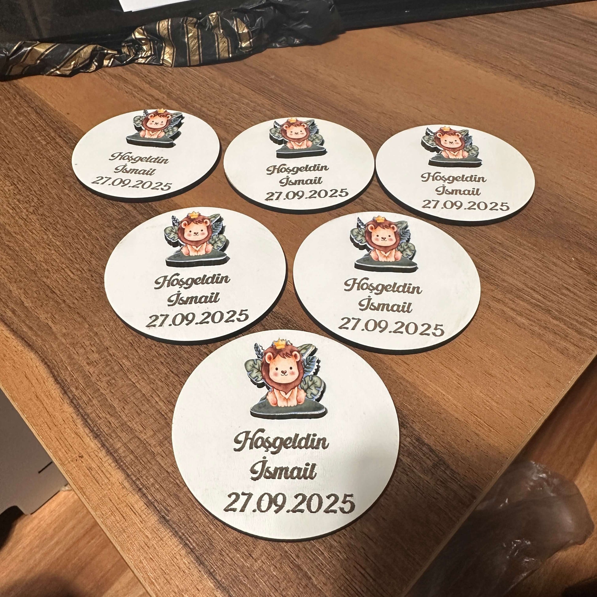 Kişiye Özel Ahşap MDF Arslan Figürlü Magnet – Lazer Kazımalı Bebek Doğum Günü & Mevlüt Hediyelikleri 10 Adet