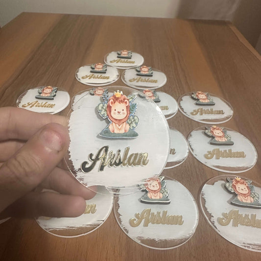 Kişiye Özel Arslan Figürlü Pleksi Buzdolabı Magneti – Aynalı Yazı Tasarımlı, Bebek Doğum Günü ve Mevlüt Hediyelikleri 10 Adet