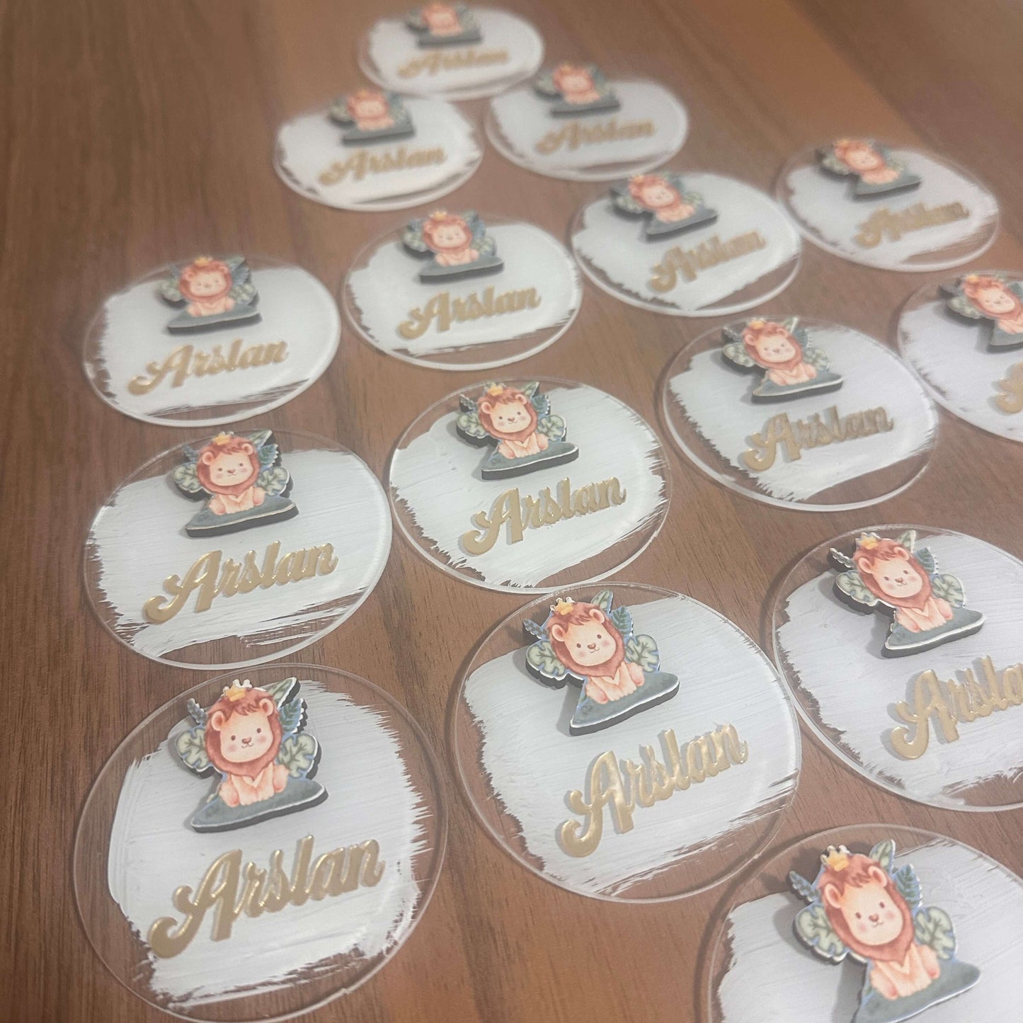 Kişiye Özel Arslan Figürlü Pleksi Buzdolabı Magneti – Aynalı Yazı Tasarımlı, Bebek Doğum Günü ve Mevlüt Hediyelikleri 10 Adet