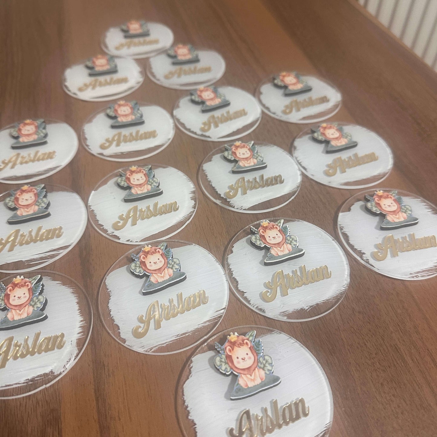 Kişiye Özel Arslan Figürlü Pleksi Buzdolabı Magneti – Aynalı Yazı Tasarımlı, Bebek Doğum Günü ve Mevlüt Hediyelikleri 10 Adet