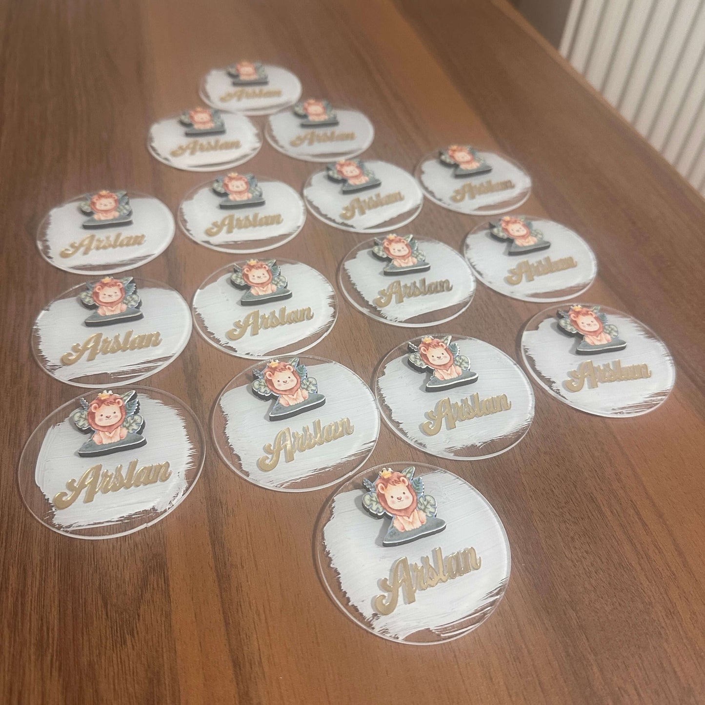 Kişiye Özel Arslan Figürlü Pleksi Buzdolabı Magneti – Aynalı Yazı Tasarımlı, Bebek Doğum Günü ve Mevlüt Hediyelikleri 10 Adet