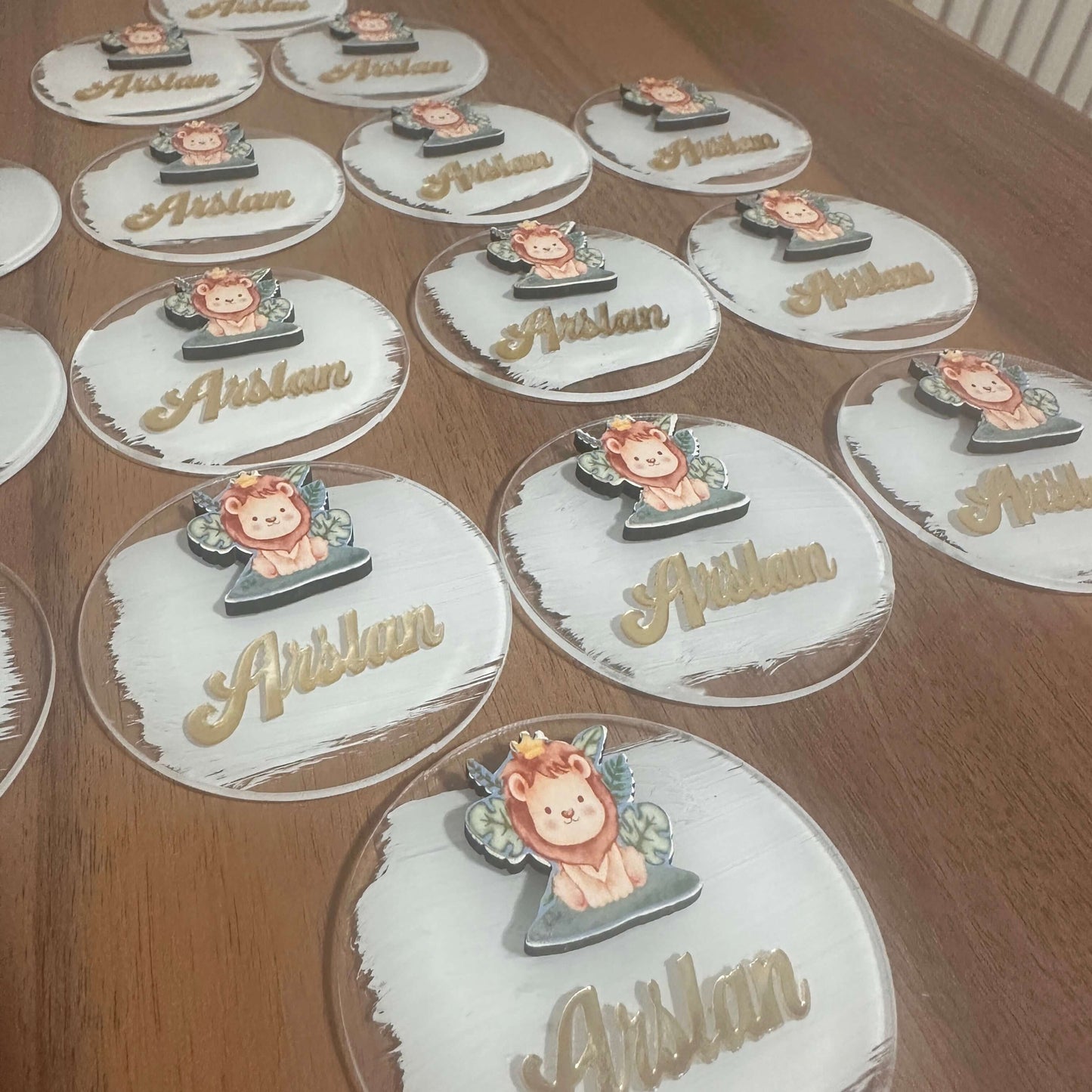 Kişiye Özel Arslan Figürlü Pleksi Buzdolabı Magneti – Aynalı Yazı Tasarımlı, Bebek Doğum Günü ve Mevlüt Hediyelikleri 10 Adet