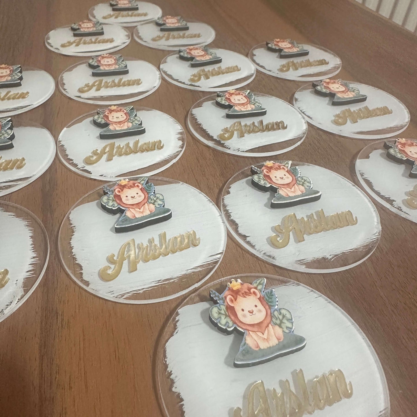 Kişiye Özel Arslan Figürlü Pleksi Buzdolabı Magneti – Aynalı Yazı Tasarımlı, Bebek Doğum Günü ve Mevlüt Hediyelikleri 10 Adet