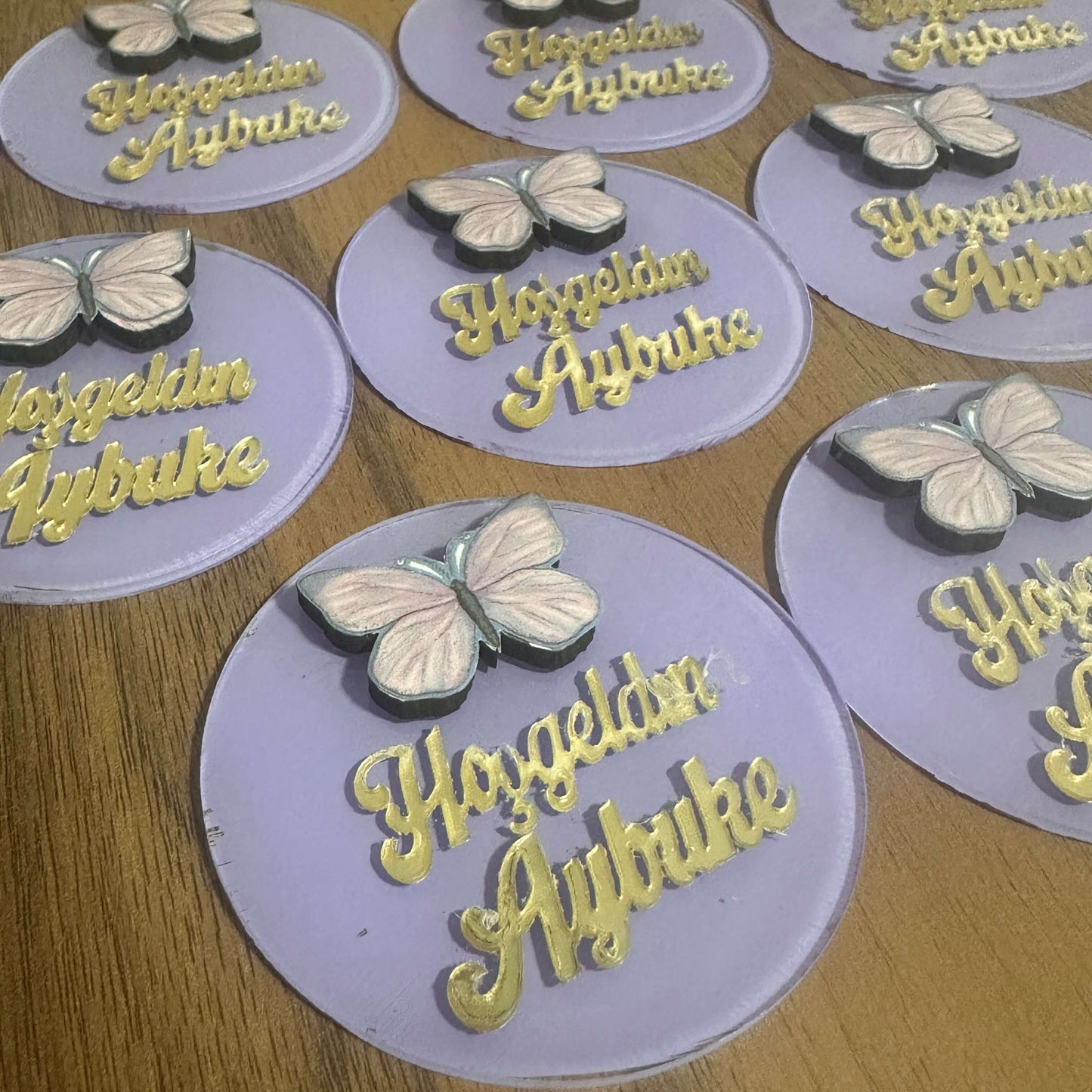 Kişiye Özel Kelebek Figürlü Şeffaf Pleksi Magnet – Aynalı Yazı Tasarımlı Bebek Doğum Günü & Hoş Geldin Hediyeliği 10 Adet