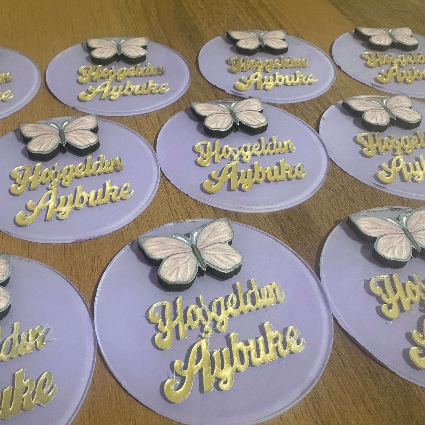 Kişiye Özel Kelebek Figürlü Şeffaf Pleksi Magnet – Aynalı Yazı Tasarımlı Bebek Doğum Günü & Hoş Geldin Hediyeliği 10 Adet