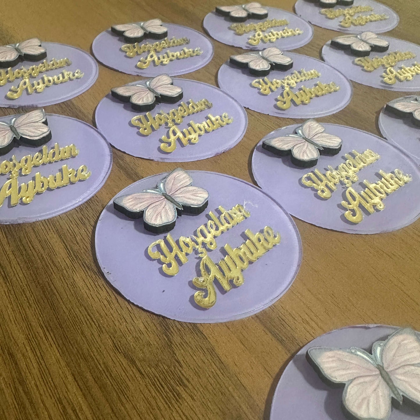 Kişiye Özel Kelebek Figürlü Şeffaf Pleksi Magnet – Aynalı Yazı Tasarımlı Bebek Doğum Günü & Hoş Geldin Hediyeliği 10 Adet