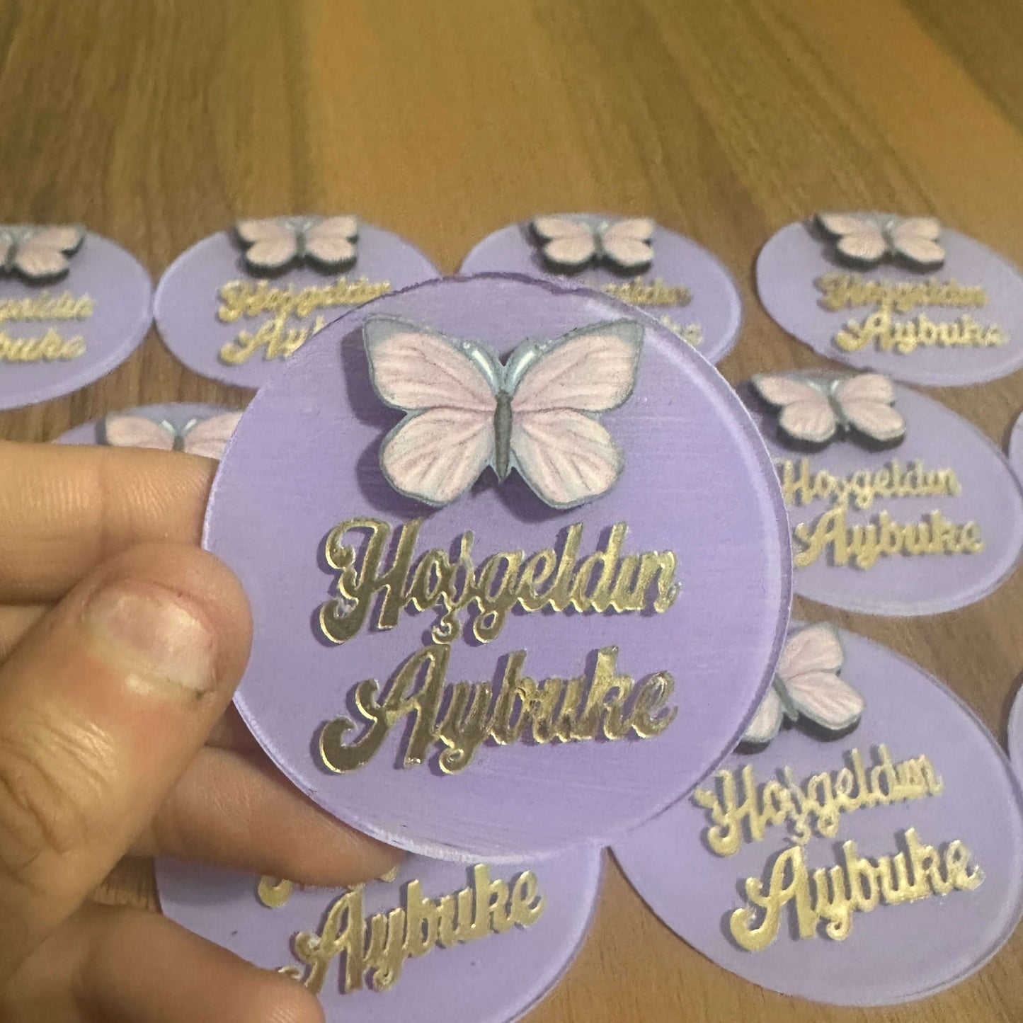 Kişiye Özel Kelebek Figürlü Şeffaf Pleksi Magnet – Aynalı Yazı Tasarımlı Bebek Doğum Günü & Hoş Geldin Hediyeliği 10 Adet